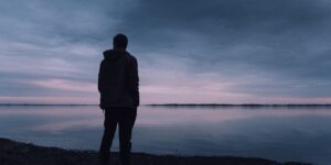 Jak radzić sobie z samotnością? Najlepsze sposoby na walkę z samotnością